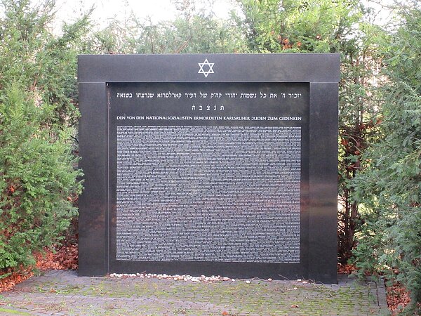Ansicht des Gedenkgrabsteins