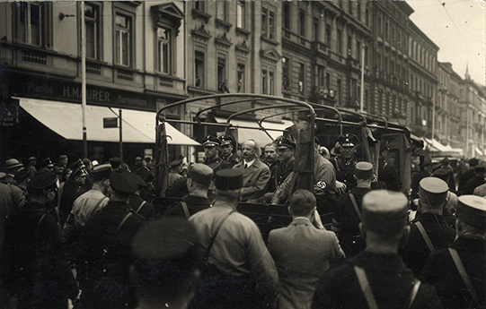 Die Schaufahrt am 16. Mai 1933 vor der Kaiserstraße 176