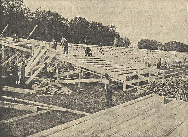 Aufbau einer 200 Meter langen Tribüne für den Gau-Appell 1933 auf der Rennbahn