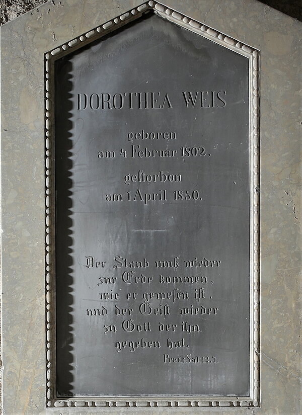 Grabmal von Dorothea Weiß, Gruftenhalle, Alter Friedhof