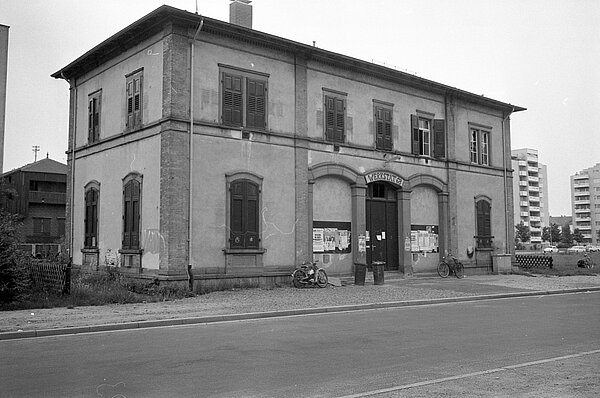 Gebäudeansicht Alter Mühlburger Bahnhof mit Aufschrift "Werkstatt 68", 1975