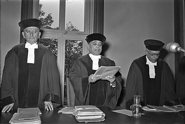 Verlesung des Urteils zur Badenfrage am 23. Oktober 1951 durch den Vorsitzenden Richter Julius Katz