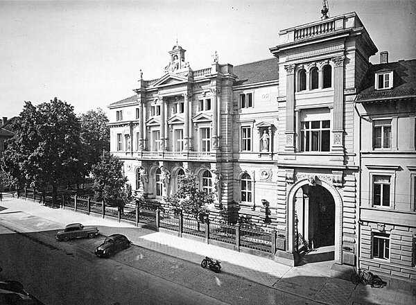 Das Prinz-Max-Palais in der Karlstraße 10 im Jahr 1951, erster Sitz des Bundesverfassungsgerichts