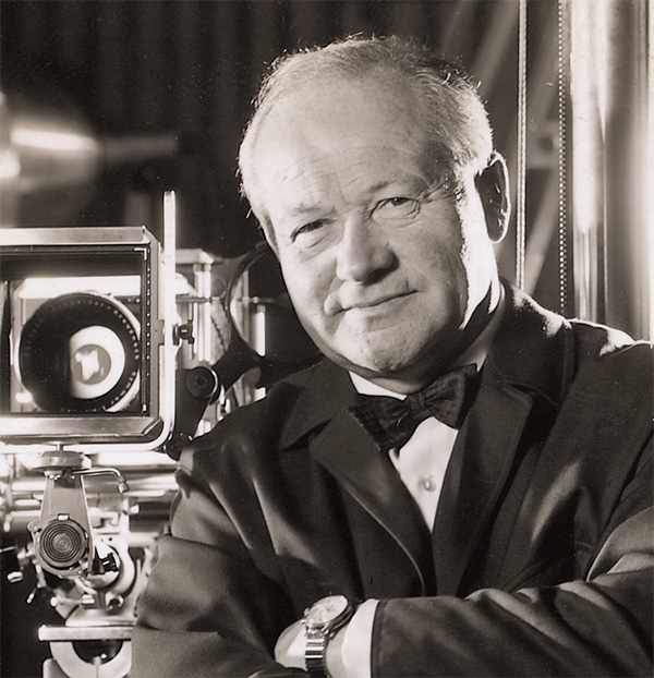 Selbstporträt des Fotografen Erich Bauer in seinem Atelier