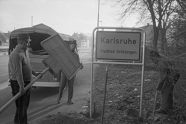 Auswechslung des Grötzinger Ortsschildes, 6. Februar 1974