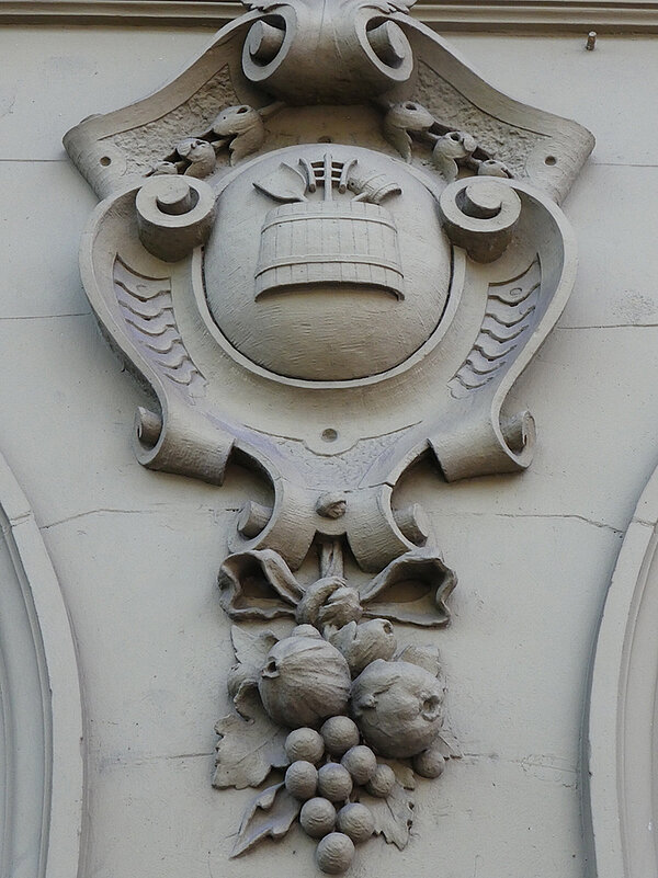 Ornament Bottich mit Bierschöpfer, Maischegabel und Malzschaufel als Symbol der Brauerzunft an der Hausfassade der Kaiserstraße 33