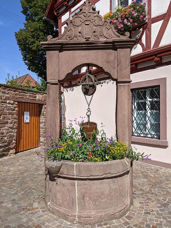 Ziehbrunnen auf dem Rathausplatz in Grötzingen
