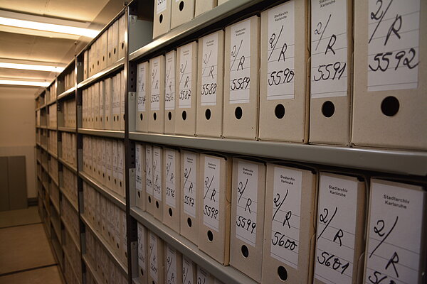 Rechnungsbände des Bestandes 2/R in säurehaltigen Kartons