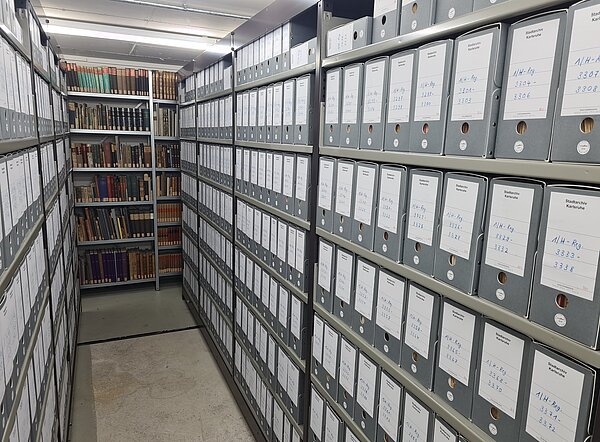 Neuverpackte Akten des Bestandes 1/H-Reg. - Hauptregistratur