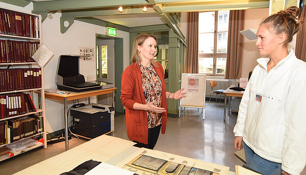 Beratung im Lesesaal des Stadtarchivs