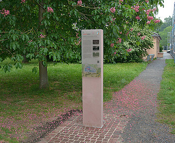 Stele zur Erinnerung an die Bedeutung des Engländerplatzes und an den Fußballpionier Walther Bensemann im Jahr 2018