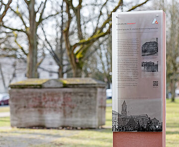 Stele als Kommentierung des Ehrenmals der 35. Infanterie-Division am Grünstreifen zwischen Südlicher und Nördlicher Hildapromenade beim Haydnplatz/Ecke Kochstraße im Jahr 2016