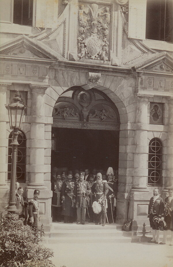 Großherzog Friedrich I. von Baden und Nāser ad-Din Schāh am Portal des Neuen Schlosses in Baden-Baden, 1888