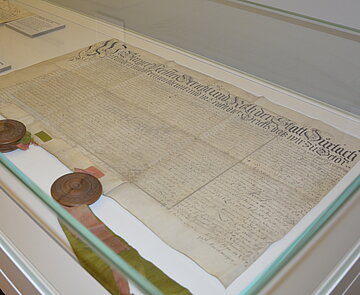 Vitrine mit Durlacher Urkunden aus dem Stadtarchiv
