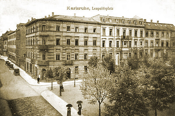 Die Postkarte zeigt die Häuser Leopoldstraße 7 - 7b am Leopoldplatz um 1910