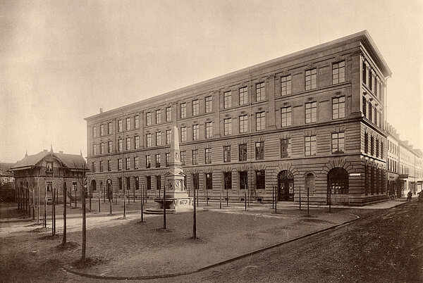 Nachher - Der Leopoldplatz mit Leopoldschule und Schuldienerhäuschen nach Fertigstellung 1889