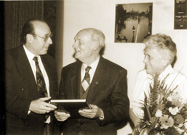 Hans und Hilde Schulenburg 1994 an ihrem 85. und 80. Geburtstag; es gratuliert Bürgermeister und Sportdezernent Norbert Vöhringer
