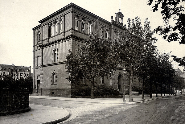 Das ehemalige Wasserwerksgebäude am Archivplatz um 1900