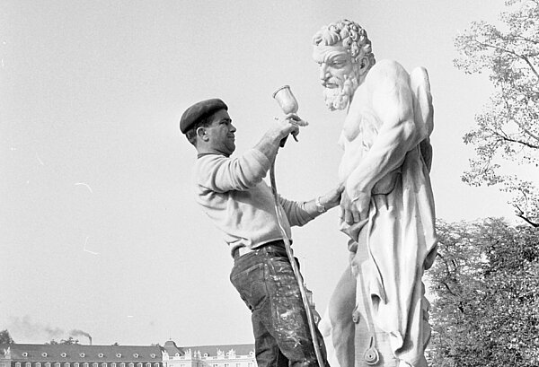 Restaurierung einer Herkules-Figur am Schlossplatz, 1966