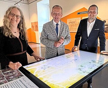 Ausstellungseröffnung: Katrin Dort, BM Käuflein und der Kurator der Ausstellung Eric Wychlacz (v. l.) am interaktiven Stadtmodell. 