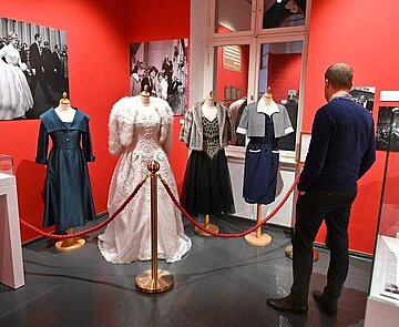 Bei der Ausstellung „Filmstars in der Fächerstadt. Die Bambi-Verleihungen in Karlsruhe“ im Prinz-Max-Palais erwacht die Bambi-Vergangenheit zum Leben. 