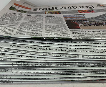 Stapel mit Karlsruher Zeitungen