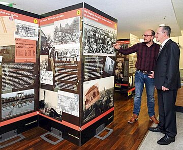 Sonderausstellung „Geraubte Kinder – vergessene Opfer“: Kurator Christoph Schwarz (links) mit Bürgermeister Albert Käuflein