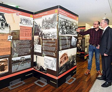 Sonderausstellung „Geraubte Kinder – vergessene Opfer“: Kurator Christoph Schwarz (links) mit Bürgermeister Albert Käuflein
