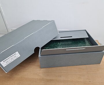 Maßgefertigte Verpackung für den Bestand 8/Ze - Zeitungen mit Aushebehilfe