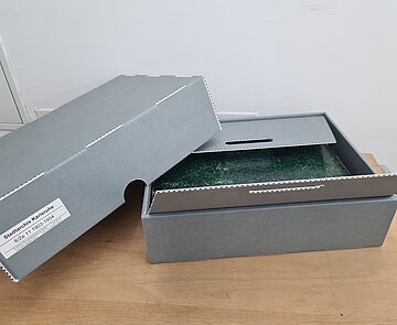 Maßgefertigte Verpackung für den Bestand 8/Ze - Zeitungen mit Aushebehilfe