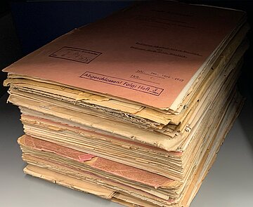 Verpackte und unverpackte Akten aus dem Bestand der Hauptregistratur (1/H-Reg) im voll klimatisierten Magazin des Stadtarchivs