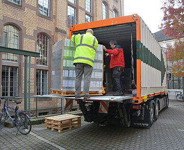 Verpackung von Akten für die Entsäuerung durch ein Dienstleistungsunternehmen, 2017