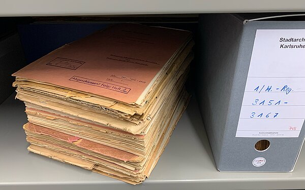 Verpackte und unverpackte Akten aus dem Bestand der Hauptregistratur (1/H-Reg) im voll klimatisierten Magazin des Stadtarchivs
