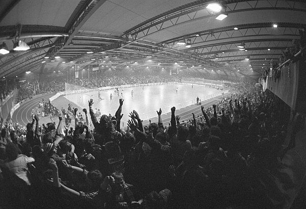 Blick in die Europahalle während eines Spiels des 1. Internationalen Hallenfußballturniers, 1984