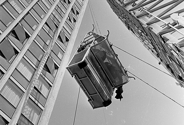 Test einer 54 Meter hohen Feuerwehrleiter am Hochhaus der Karlsruher Lebensversicherung am Friedrich-Scholl-Platz, 1955