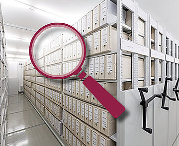 Ansicht eines Aktenmagazins im Stadtarchiv mit Lupe