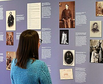 Eine Galerie großer Namen bietet sich dem Besucher der Ausstellung zur Karlsruher Theatergeschichte