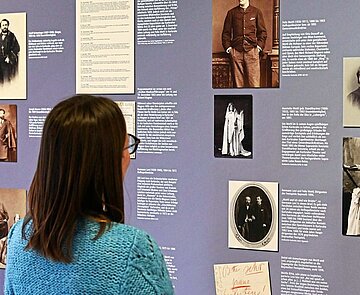 Eine Galerie großer Namen bietet sich dem Besucher der Ausstellung zur Karlsruher Theatergeschichte