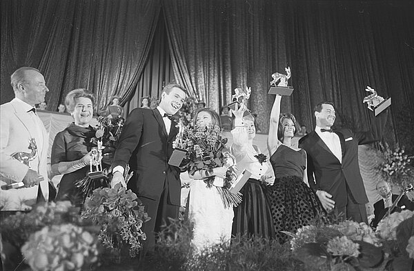V. l. n. r. mit ihren Bambis in den Händen auf der Bühne in der Schwarzwaldhalle stehend: Heinz Rühmann, Paula Wessely, Götz George, Loni von Friedl, Ruth Leuwerik, Sophia Loren und Rock Hudson, 1962