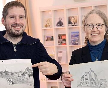Eric Wychlacz und Katrin Dort vom Stadtarchiv unterstützen "Erkennen Sie Karlsruhe?" mit Rat und Tat. 