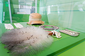 Vitrine mit Objekten in der Ausstellung "Charleston und Gleichschritt", 2020. Foto: Gustai/pi­xel­grün