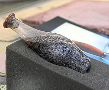 Eine echte Rarität: Aus dem Jahr 1819 stammt die Weinflasche; vor 200 Jahren war sie im Grundstein des Karlsruher Ständehauses eingemauert worden