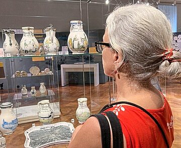 Die für die Durlacher Manufaktur typischen Birnkrüge weisen individuelles Dekor auf, darunter auch ein Durlach-Motiv.