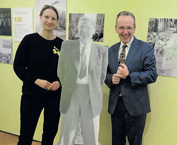 Der Fotograf Walter Schnebele als Pappfigur, eingerahmt von Kuratorin Christiane Sutter und Bürgermeister Albert Käuflein