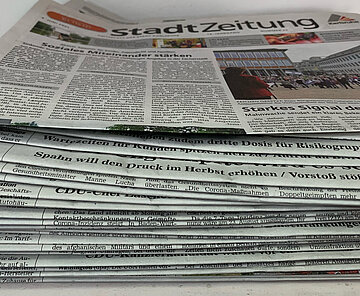 Stapel mit Karlsruher Zeitungen