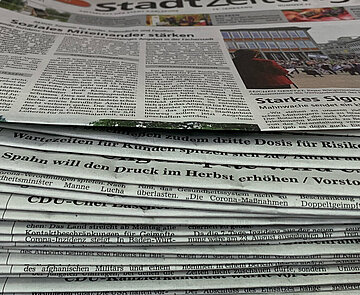 Stapel mit Karlsruher Zeitungen
