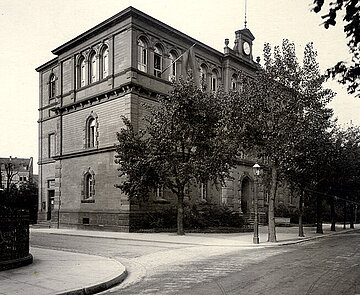 Das ehemalige Wasserwerksgebäude am Archivplatz um 1900