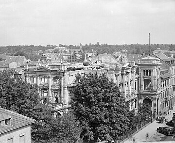 Im Zweiten Weltkrieg wurde das Prinz-Max-Palais 1944 durch Fliegerbomben stark zerstört