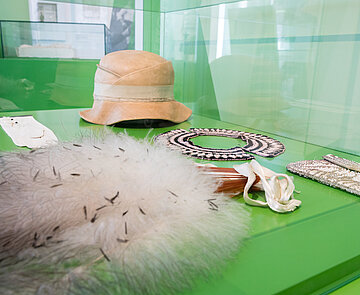 Vitrine mit Objekten in der Ausstellung "Charleston und Gleichschritt", 2020. Foto: Gustai/pi­xel­grün