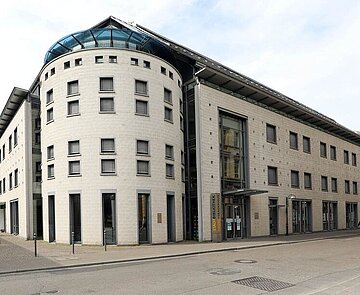 Das neue Ständehaus aus den 90er Jahren greift die Architektur des historischen, 1961 abgerissenen Ständehauses auf